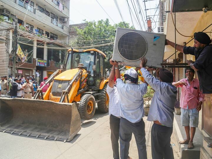 AAP MLA Amanatullah Khan Gets Bail After Arrest For Protesting Against Delhi Demolition Drive AAP MLA Amanatullah Khan Gets Bail After Being Arrested For Protesting Against Demolition Drive