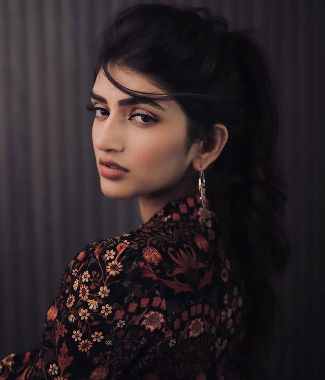 దసరా సీజన్ లో విడుదలైన ఈ సినిమాకి మిశ్రమ స్పందన వచ్చినప్పటికీ.. మంచి కలెక్షన్స్ ను రాబట్టింది. (Photo Courtesy: Sreeleela Instagram)