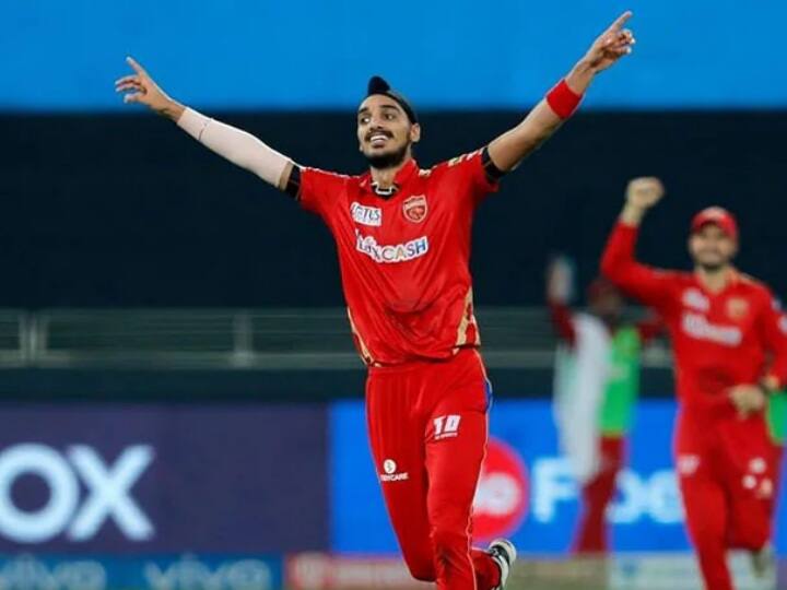 अर्शदीप सिंह इस सीजन में भले ही ज्यादा विकेट हासिल नहीं कर पाए हैं, लेकिन उन्होंने अपनी गेंदबाजी से प्रभावित किया है. अर्शदीप ने 11 मैचों में 6 विकेट हासिल किए हैं.