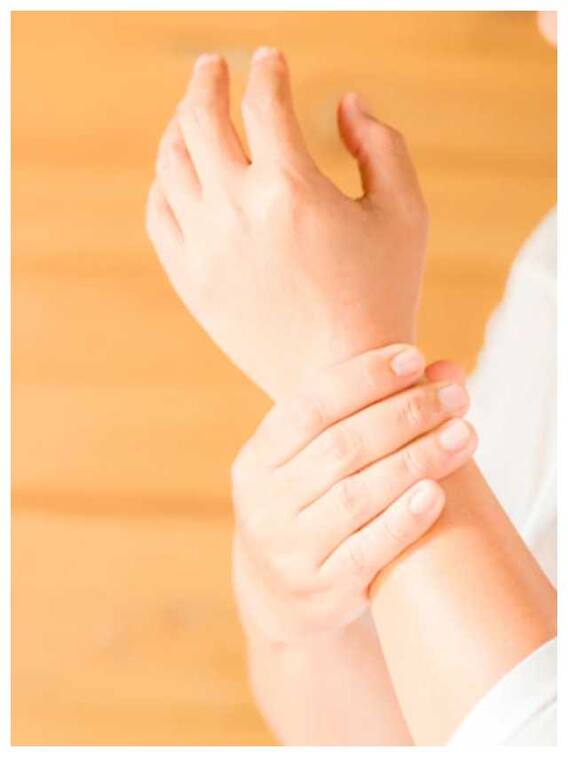 उंगलियों में दर्द होने पर अपनाएं ये घरेलू नुस्खे, तुरंत मिलेगा आराम