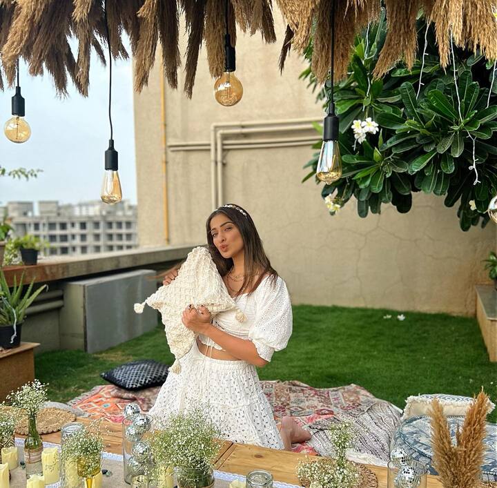 ఆనందమంటే తన ఇల్లేనని చెబుతోంది ఈ సుందరి. -Image Credit:Raai Laxmi/Instagram