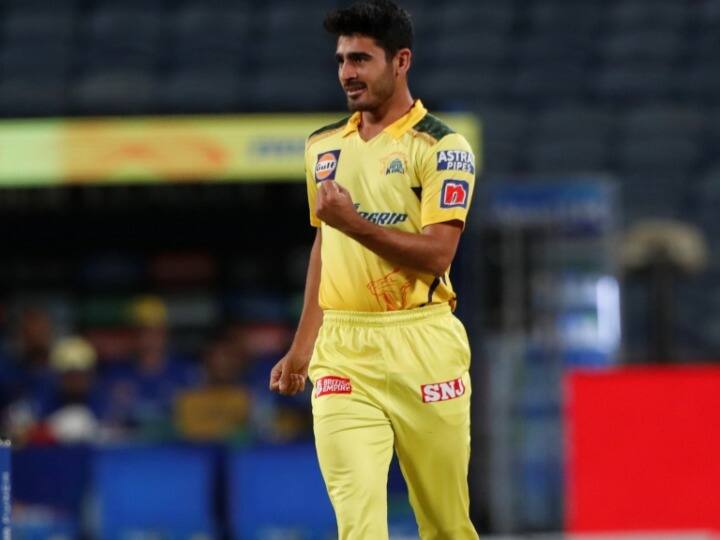 चेन्नई के खतरनाक गेंदबाज मुकेश चौधरी ने अब तक कमाल की गेंदबाजी की है. उन्होंने 11 मैचों में 16 विकेट लिए हैं. इस दौरान उनका सर्वश्रेष्ठ प्रदर्शन 46 रन देकर 4 विकेट लेना रहा है. मुकेश को सीएसके ने 20 लाख रुपये में खरीदा था. यह उनका बेस प्राइस था.