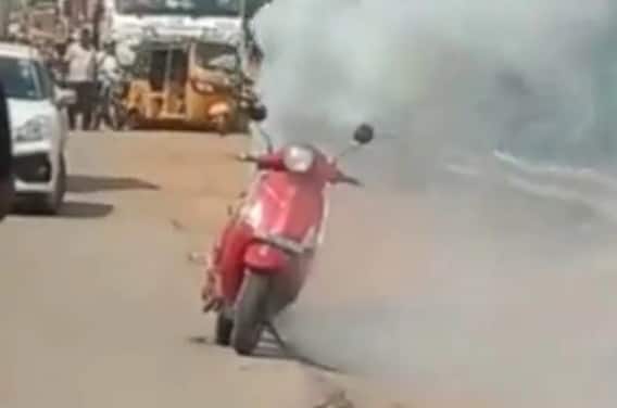 Electric Two Wheelers: आग लगने की घटनाओं के बाद इलेक्ट्रिक टू-व्हीलर का बीमा प्रीमियम बढ़ाने पर कर रही कंपनियां विचार Electric Two Wheelers: आग लगने की घटनाओं के बाद इलेक्ट्रिक टू-व्हीलर का बीमा प्रीमियम बढ़ाने पर कर रही कंपनियां विचार