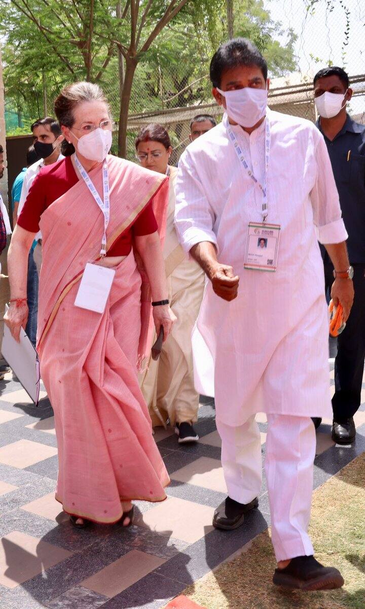 इस मौके पर कांग्रेस के चार सौ से भी ज्यादा नेता मौजूद हैं. जहां एक तरह कांग्रेस चिंतन शिविर का आयोजन कर रही है. शिविर की शुरूआत से पहले सोनिया गांधी ने अपने संबोधन में बीजेपी पर निशाना साधा और आरोप लगाया कि पार्टी लगातार 'ध्रुवीकरण का खेल खेल रही है और जनता में डर पैदा कर रही है.'