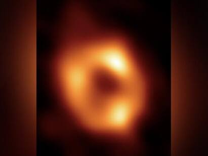 First Image Of Milky Ways Doughnut-Shaped Black Hole Revealed by America Black Hole: கருப்பு இருட்டுடன் இருக்கும் உருண்டை.. மில்கிவே கேலக்ஸியின் கருந்துளையின் முதல் படம்..