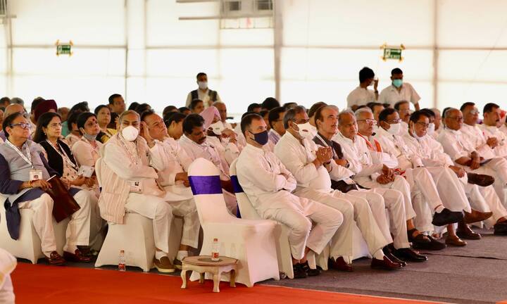 इस मसले पर जो सुझाव निकल कर सामने आए हैं उसके अनुसार एआइसीसी से लेकर प्रदेश स्तर तक पदाधिकारियों का कार्यकाल निश्चित किया जाए. जहां चुनौती अधिक हो, वहां 50 से 100 संगठन सचिव को पंचायत व स्थानीय चुनावों की जिम्मेदारी दी जाए. अग्रिम संगठन, विभाग और प्रकोष्ठों से स्थानीय चुनाव के दौरान राय ली जाए. साथ ही एआईसीसी, पीसीसी की जनरल बॉडी की बैठक साल में दो बार हो और पीसीसी व डीसीसी कार्यकारिणी की बैठक तीन माह में की जाए.