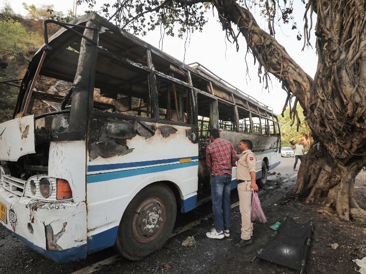 Bus going from Katra to Jammu caught fire many people killed rescue operation undergoes JK Bus Fire: कटरा से जम्मू जा रही बस में लगी आग, 4 लोगों की मौत