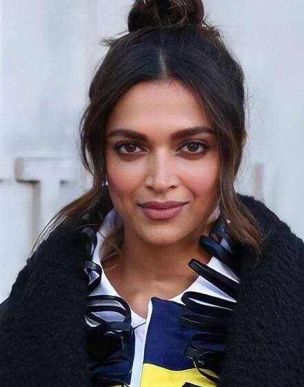 इस दौरान दीपिका एक बड़े आकार की जैकेट में रेड कार्पेट पर वॉक करती नजर आईं. टॉप नॉट के साथ, दीपिका स्टनिंग और स्मार्ट लग रही थीं क्योंकि उन्होंने अपनी लुक को कंप्लीट करने के लिए टैन ब्राउन नी-हाई बूट्स का चुनाव किया था.