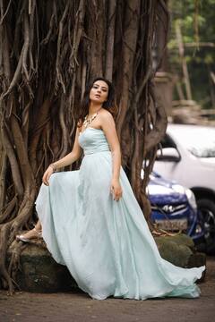 Esha Chawla Photos: 'ప్రేమకావాలి' అంటూ వచ్చిన ఈ ఢిల్లీ బ్యూటీపై టాలీవుడ్ ప్రేమ చూపించలేదా