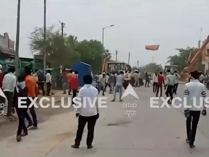 Maharashtra Jalna clashes with two groups injured five policemen ann Maharashtra: जालना में दो गुटों के बीच चले ईंट-पत्थर में 5 पुलिसवाले घायल, भीड़ को तितर-बितर करने के लिए छोड़े गए आंसू गैस के गोले