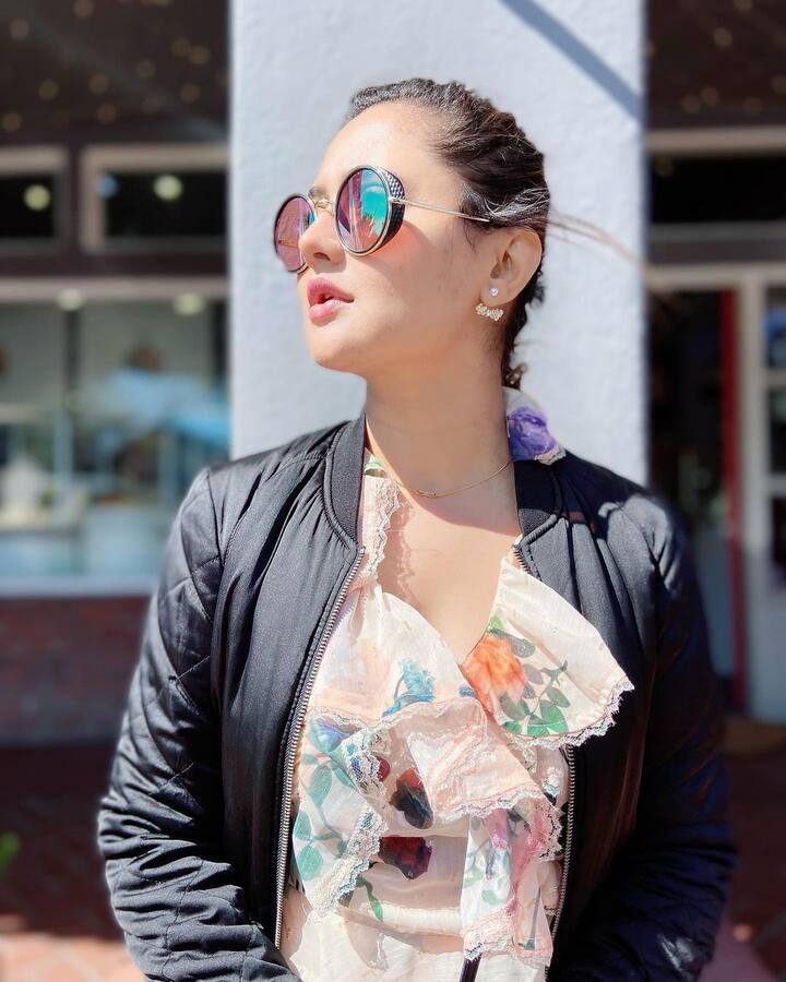 अलीकडे रश्मी देसाईचा सुपर स्टायलिश ग्लॅमरस अवतार सोशल मीडियावर चर्चेत आहे.(photo:/imrashamidesai/ig)