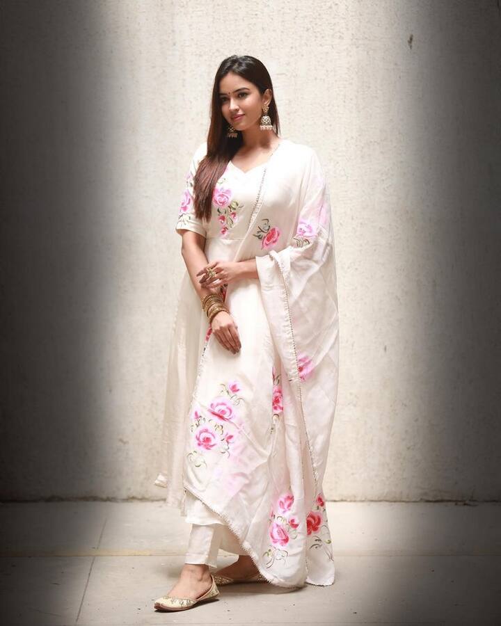 కానీ హీరోయిన్ గా తన కెరీర్ ని కంటిన్యూ చేయలేకపోతోంది. (Photo Courtesy: Pujitha Ponnada Instagram)
