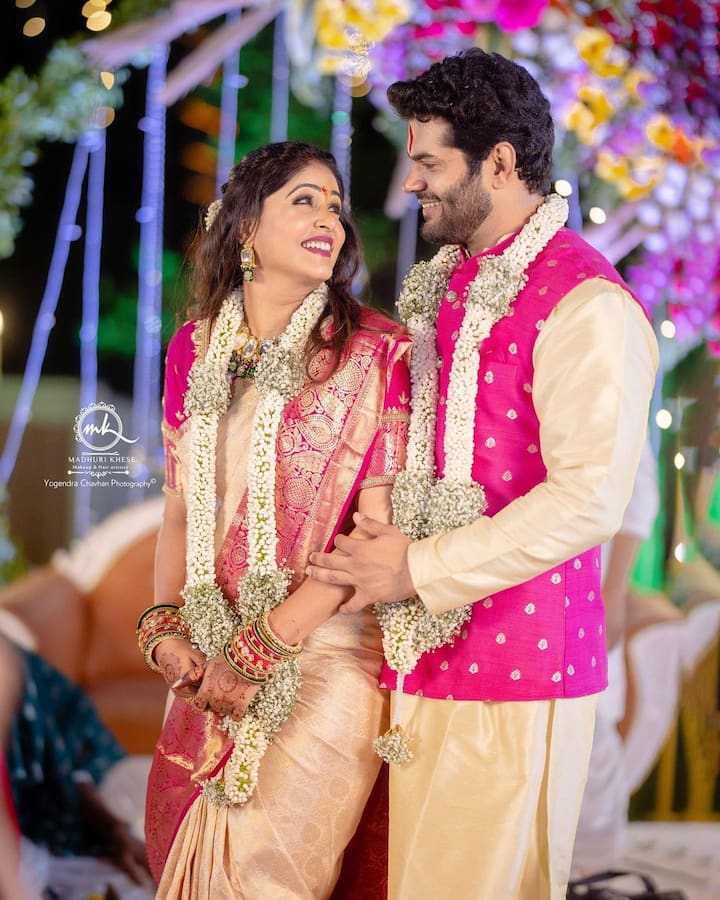 मालिकेनं निरोप घेतल्यानंतरही दोघं नेहमीच चर्चेत असतात. अक्षयाच्या स्टायलिश फोटोंची सोशल मीडियावर सतत चर्चा सुरू असते.(photo:akshayaddr/ig)