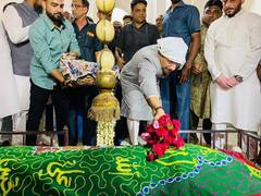 Maharashtra Politics: औरंगजेब के मकबरे पर अकबरूद्दीन ओवैसी ने चढ़ाए फूल, भड़की शिवसेना