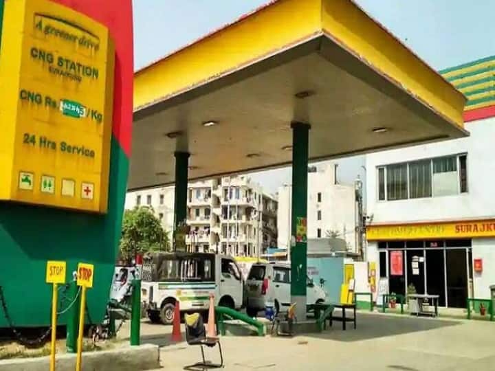 Indraprastha Gas Limited increased the price of CNG in Delhi by RS 2 per kilogram on Saturday Delhi CNG Price: पेट्रोल-डीजल के बाद सीएनजी की कीमत में लगी आग, जानें- बीते एक साल में कितनी महंगी हो गई 'मिडिल क्लास की गैस'
