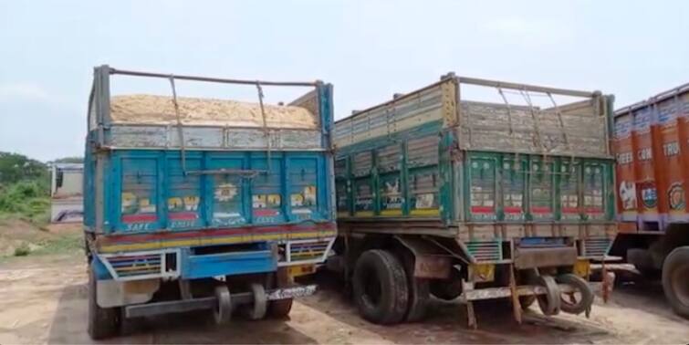 Hooghly : Thirty five overloaded trucks detained by Hooghly district police in a raid Hooghly News : ক্ষমতার বেশি মালবহন, অভিযান চালিয়ে ৩৫টি ট্রাক আটক হুগলি জেলা পুলিশের
