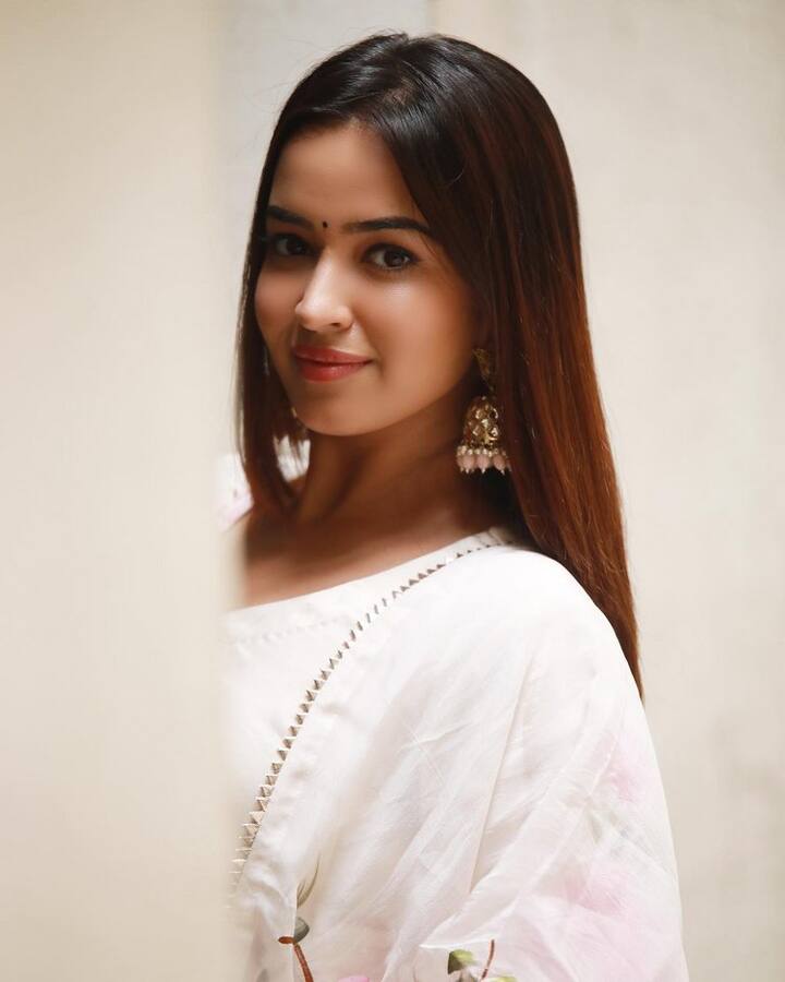 షార్ట్స్ ఫిలిమ్స్ తో గుర్తింపు తెచ్చుకున్న తెలుగమ్మాయి పూజిత పొన్నాడకు ఇండస్ట్రీలో అవకాశాలు వచ్చాయి. (Photo Courtesy: Pujitha Ponnada Instagram)