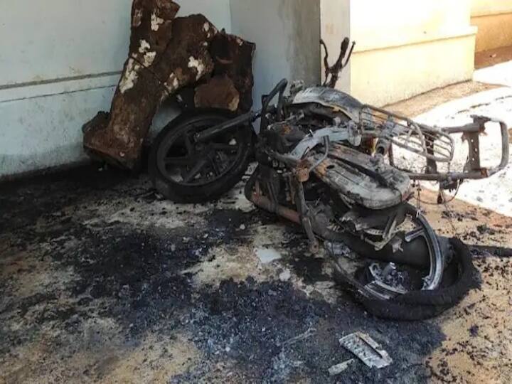 Vijayawada five bikes torched ganja batch vellampalli srinivas mayor visited site Vijayawada Bikes Torched : విజయవాడలో బైక్ ల దగ్దంపై రాజకీయ దుమారం, గంజాయి బ్యాచ్ పనికాదంటున్న పోలీసులు