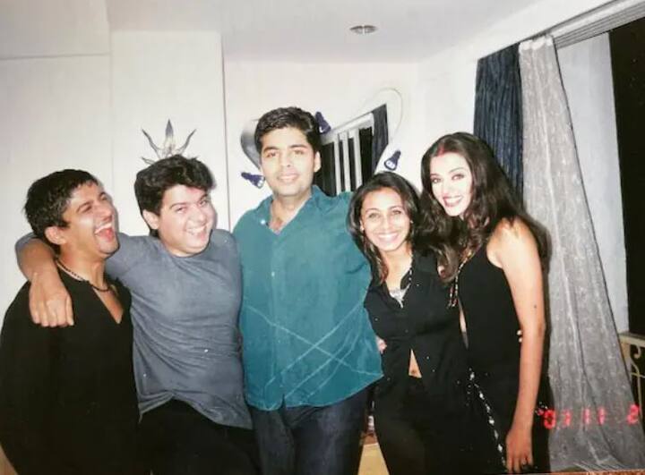 ਫੋਟੋ 'ਚ ਧਿਆਨ ਦੇਣ ਵਾਲੀ ਗੱਲ ਇਹ ਹੈ ਕਿ ਇੱਥੇ ਐਸ਼ਵਰਿਆ ਰਾਏ ਸਿਰ 'ਚ ਸਿੰਦੂਰ ਲਗਾਏ ਹੋਏ ਨਜ਼ਰ ਆ ਰਹੀ ਹੈ, ਹਾਲਾਂਕਿ ਉਸ ਸਮੇਂ ਉਨ੍ਹਾਂ ਦਾ ਵਿਆਹ ਵੀ ਨਹੀਂ ਹੋਇਆ ਸੀ। ਫਿਰ ਐਸ਼ ਨੇ ਕਿਉਂ ਸਿੰਦੂਰ ਲਗਾਇਆ, ਇਸ ਦਾ ਜਵਾਬ ਵੀ ਫਰਾਹ ਨੇ ਕੈਪਸ਼ਨ 'ਚ ਲਿਖਿਆ ਹੈ। ਕੋਰੀਓਗ੍ਰਾਫਰ ਨੇ ਲਿਖਿਆ, 'ਤਸਵੀਰ ਸਾਲ 2001 ਦੀ ਹੈ। ਜਦੋਂ ਮੈਂ ਪਹਿਲੀ ਵਾਰ ਆਪਣਾ ਘਰ ਖਰੀਦਿਆ ਸੀ। ਐਸ਼ਵਰਿਆ ਰਾਏ ਦੇਵਦਾਸ ਦੇ ਸ਼ੂਟ ਤੋਂ ਸਿੱਧਾ ਇੱਥੇ ਸਿੰਦੂਰ ਲਗਾ ਕੇ ਪਹੁੰਚੀ ਸੀ। ਕਰਨ ਜੌਹਰ ਦੀ ਇਹ ਬਹੁਤ ਹੀ ਰਿਅਰ ਤਸਵੀਰ ਹੈ ਜਦੋਂ ਉਹ ਪਹਿਲੀ ਵਾਰ ਗੈਰ-ਡਿਜ਼ਾਈਨਰ ਕੱਪੜਿਆਂ ਵਿੱਚ ਨਜ਼ਰ ਆਏ ਸਨ।