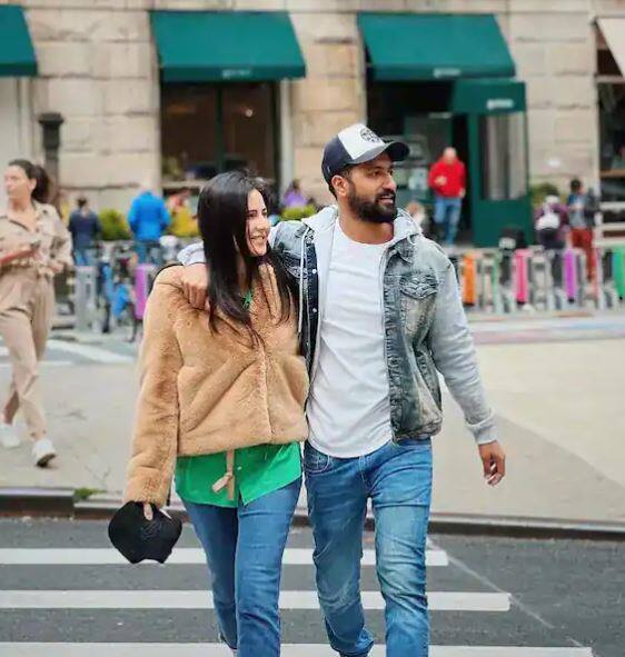 ਇਸ ਤੋਂ ਪਹਿਲਾਂ ਵੀ ਵਿੱਕੀ ਤੇ ਕੈਟਰੀਨਾ ਦੀਆਂ ਤਸਵੀਰਾਂ ਸਾਹਮਣੇ ਆਈਆਂ ਸਨ, ਜਿਸ 'ਚ ਦੋਵੇਂ ਨਿਊਯਾਰਕ ਦੀਆਂ ਸੜਕਾਂ 'ਤੇ ਘੁੰਮਦੇ ਨਜ਼ਰ ਆਏ ਸਨ।