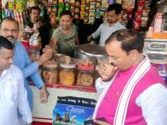 Firozabad: चाय की दुकान पर Deputy CM केशव प्रसाद मौर्य ने ली चुस्की, दुकानदार से पूछा- कितना कमा लेते हो तो मिला ये जवाब