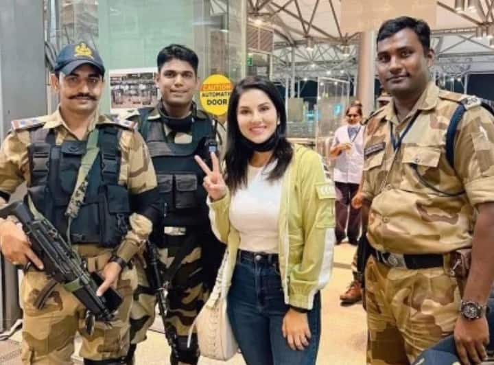 वेस्टर्न हो या ट्रेडिशनल हर आउटफिट में सनी लियोनी बला की खूबसूरती लगती हैं.