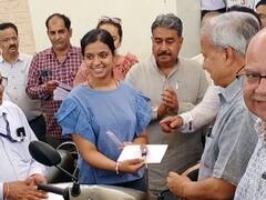 Jodhpur News: जोधपुर में मंत्री डॉ. सुभाष गर्ग ने 43 मेधावी छात्राओं को बांटी स्कूटी, महिला शिक्षा को लेकर कही ये बात