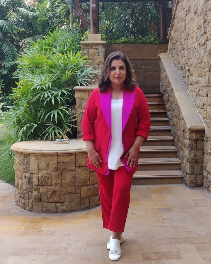 अब हाल ही में फराह ने इंस्टा पर थ्रोबेक तस्वीर शेयर की है जिसमें फरहान अख्तर, करण जौहर, साजिद खान, रानी मुखर्जी और ऐश्वर्या राय नज़र आ रहे हैं. फोटो में दिख रहा है कि सभी स्टार्स बड़ी सी स्माइल के साथ पोज़ दे रहे हैं.