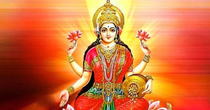 ઉત્તર દિશામાં મા લક્ષ્મીનું ચિત્ર લગાવો:વાસ્તુશાસ્ત્ર અનુસાર માતા લક્ષ્મીની મૂર્તિ ઘરની ઉત્તર દિશામાં રાખવી ખૂબ જ શુભ માનવામાં આવે છે. પરંતુ આ દિશામાં દેવી લક્ષ્મીનું એવું ચિત્ર લગાવો કે, જેમાં તે કમળ પર બિરાજમાન છે અને તે સોનાના સિક્કા છોડી રહી છે. માનવામાં આવે છે કે આ તસવીર લગાવવાથી સમૃદ્ધિ આવે છે.