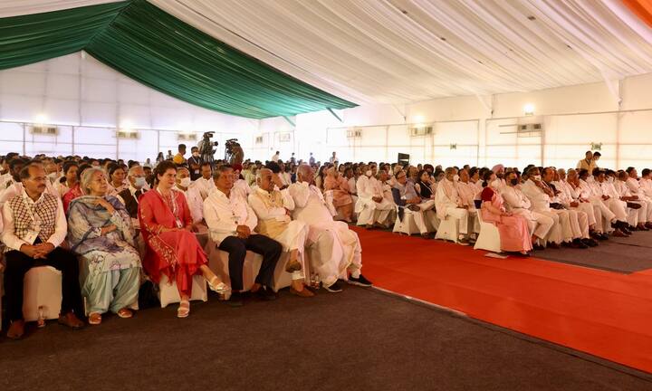 कांग्रेस के लिए तीन दिन खासे महत्वपूर्ण बताए जा रहे हैं. संगठन को मजबूत करने के लिए इससे जुड़े सुधारों पर पार्टी का सर्वाधिक जोर है. पार्टी का ध्यान आगामी चुनावों के मद्देनजर उन लोकसभा और विधानसभा सीटों पर भी जा रहा है, जहां बड़े अंतर के साथ पिछले कई चुनावों में हार हासिल हुई थी. इसके लिए चुनाव से कई महीने पहले उम्मीदवार तय कर उन्हें तैयारी करने का पर्याप्त समय देने का प्रस्ताव भी किया जायेगा. साथ ही गठबंधन जैसे मामलों पर तत्काल फैसले लेने के लिए अलग से चुनाव समन्वय कमेटियों का गठन करने का निर्णय भी किया जा सकता है.