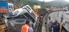 PHOTO : अपघातामुळे मुंबई-पुणे एक्स्प्रेसवेवर वाहतूक कोंडी, वाहनांची भलीमोठी रांग