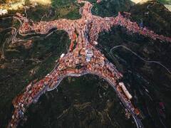 Viral Village: మనిషి ఆకారంలో ఊరు, గ్రహాంతరవాసుల పనే అంటున్న గ్రామస్థులు