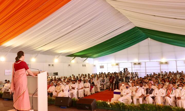 इसी तरह प्रभारी महासचिव तीन माह में कम से कम एक बार अग्रिम संगठन, विभाग और प्रकोष्ठों के साथ बैठक करें. कार्यकर्ताओं को तैयार करने के लिए समय समय पर प्रशिक्षण संस्थान बनाए जाए. जिम्मेदारी तय करने का एक सिस्टम बनाया जाए. चिन्तन शिविर के अन्तिम दिन इन सुझावों पर कांग्रेस कार्यसमिति से मंजूरी मिलने के बाद गुजरात, हिमाचल और राजस्थान चुनाव में पार्टी इसी तर्ज पर काम करेगी.