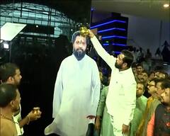 Dharamveer :  आनंद दिघेंच्या पोस्टरला दुधाचा अभिषेक, एकनाथ शिंदेंच्या उपस्थितीत पार पडला 'धर्मवीर' चा पहिला खास शो