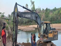Surjuja News: जीवनदायनी रेण नदी से हो रहा रेत का अवैध कारोबार, गुस्साए ग्रामीणों ने मौके पर पहुंचकर रूकवाया अवैध खनन