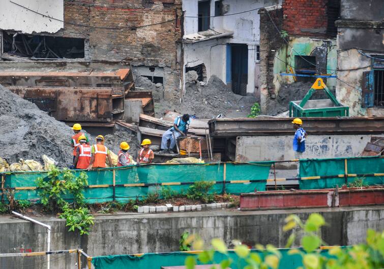 After 48 hours, it was finally possible to stop the flow of water into the metro tunnel, claims KMRCL. Bowbazar Houses Cracked: ৪৮ ঘণ্টা পর অবশেষে মেট্রোর টানেলে জল ঢোকা বন্ধ করা সম্ভব হয়েছে, দাবি KMRCL-এর