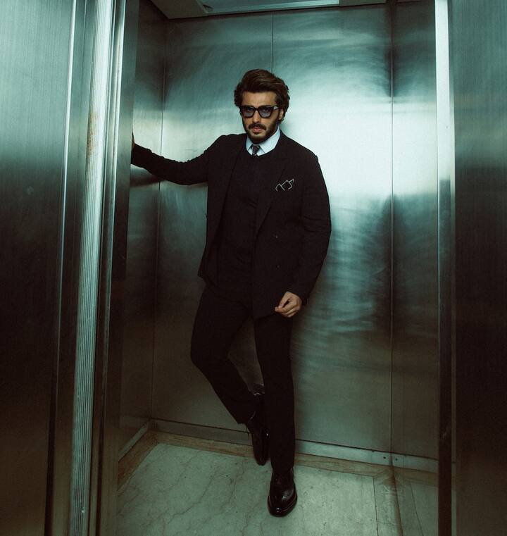 बॉलिवूडमधील प्रसिद्ध अभिनेता अर्जुन कपूरनं (Arjun Kapoor) काही दिवसांपूर्वी त्याच्या 15 महिन्यांच्या फिटनेस ट्रान्सफॉर्मेशनचा फोटो शेअर केला होता. त्याच्या अभिनयाला आणि स्टाईलला नेहमीच प्रेक्षकांची पसंती मिळते.(photo:arjunkapoor/ig)