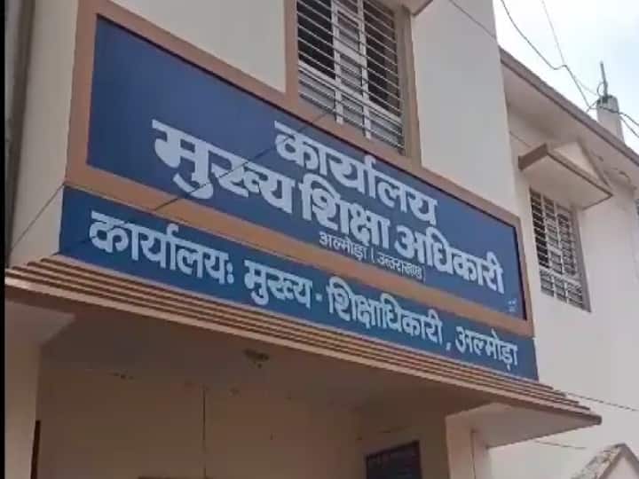 uttarakhand students accused teacher of sexual harassment in almora Government School ann Almora: छात्रों ने शिक्षक पर लगाया यौन उत्पीड़न का आरोप, भड़के परिजनों ने किया हंगामा 