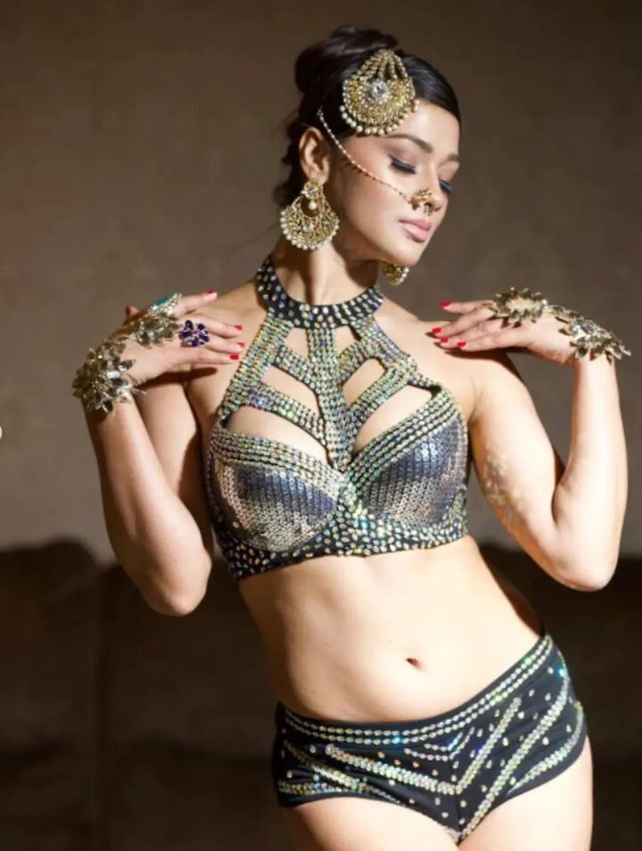 Namrita Malla, ભોજપુરી હસીના નમ્રતા મલ્લા (Namrita Malla) આજકાલ પોતાના લૂકને લઇને ખુબ ચર્ચામાં રહે છે. અવારનવાર પોતાના નવા લૂકને ફેન્સ સામે મુકી રહી છે. તાજેતરમાં જ આવા જ દેસી સ્વેગ વાળી તસવીરો શેર કરી છે, જે ખુબ વાયરલ થઇ રહી છે.