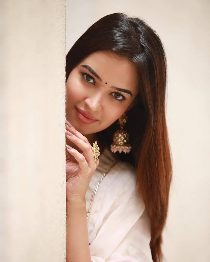 ఇదిలా ఉండగా.. తాజాగా ఈ బ్యూటీ ఓ ఫొటోషూట్ లో పాల్గొంది. ఈ ఫొటోలను ఇన్స్టాగ్రామ్ లో షేర్ చేయగా.. అవి వైరల్ అవుతున్నాయి. (Photo Courtesy: Pujitha Ponnada Instagram)