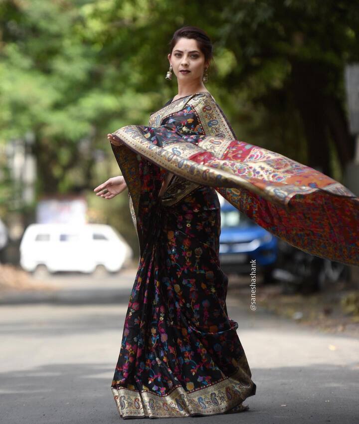 मराठी मनोरंजन विश्वाची ‘अप्सरा’ अर्थात अभिनेत्री सोनाली कुलकर्णी (Sonalee Kulkarni) तिच्या सौंदर्याने सर्वांनाच मोहित करत असते. (photo:sonalee18588/ig)