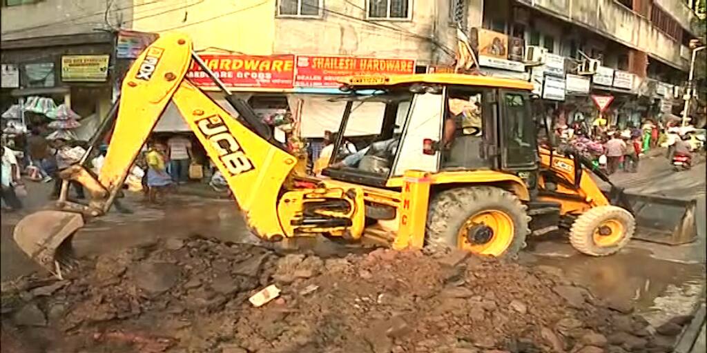 Kolkata, part of road collapsed in burrabazar, locals are in fear Kolkata: এবার বড়বাজারের রাস্তায় ধস, ভাঙল জলের পাইপলাইন