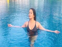 Monalisa Video: स्विमिंग पूल किनारे इठलाती-बलखाती नजर आईं मोनालिसा, कैप्शन में बोलीं- I Love ....