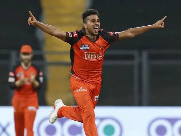 हैदराबाद के बेहतरीन तेज गेंदबाज उमरान ने अपने परफॉर्मेंस का लोह मनवाया है. उन्होंने बतौर भारतीय गेंदबाज आईपीएल इतिहास की सबसे तेज गेंद फेकी है. उमरान ने 157 किलोमीटर प्रति घंटे की रफ्तार से गेंदबाजी की है. वे अब तक 11 मैचों में 15 विकेट ले चुके हैं.