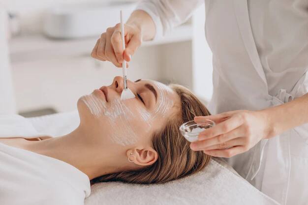 तरबूज के छिलकों का इस्तेमाल फेसपैक की तरह कर सकते हैं. इसके लिए तरबूज के छिलकों को छोटे-छोटे टुकड़ों में काट लें. अब इसमें थोड़ा सा शहद और गुलाबजल मिक्स करके अपने चेहरे पर लगाएं. इससे स्किन ग्लो कर सकता है. (Photo - Freepik)