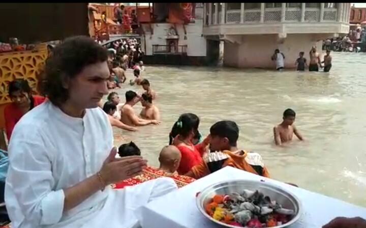 Haridwar Padma Vibhushan and Padma Shri Pt. Shiv Kumar Sharma Santoor player ashes immersed in Ganges ann Haridwar News: मशहूर संतूर वादक पंडित शिव कुमार शर्मा की अस्थियां गंगा में विसर्जित, बेटे ने कही दिल को छू लेने वाली बात
