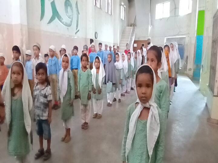 UP: इटावा के मदरसों में पढ़ाई शुरू होने से पहले गाया गया राष्ट्रगान, संचालक ने कही ये बड़ी बात UP National anthem sung before studies in madrassas of Etawah ANN UP: इटावा के मदरसों में पढ़ाई शुरू होने से पहले गाया गया राष्ट्रगान, संचालक ने कही ये बड़ी बात