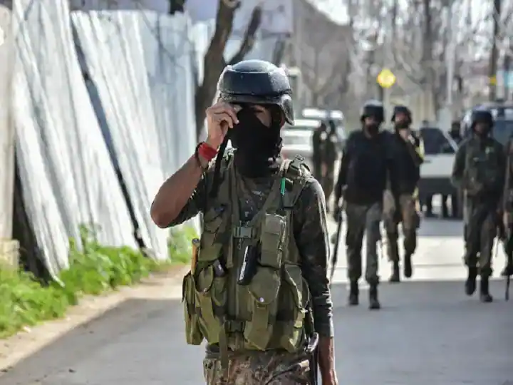 Lashkar E Taiba Terrorist arrested planning to attack Security Forces and Vips in Jammu kashmir Jammu Kashmir : ਲਸ਼ਕਰ ਦਾ ਅੱਤਵਾਦੀ ਗ੍ਰਿਫ਼ਤਾਰ , ਸੁਰੱਖਿਆ ਬਲਾਂ ਅਤੇ VIP 'ਤੇ ਹਮਲੇ ਦੀ ਬਣਾ ਰਿਹਾ ਸੀ ਯੋਜਨਾ