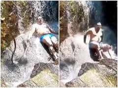 Watch: झरने के नीचे नहाना नहीं है खतरे से खाली, शख्स के पास गिरा जहरीला सांप