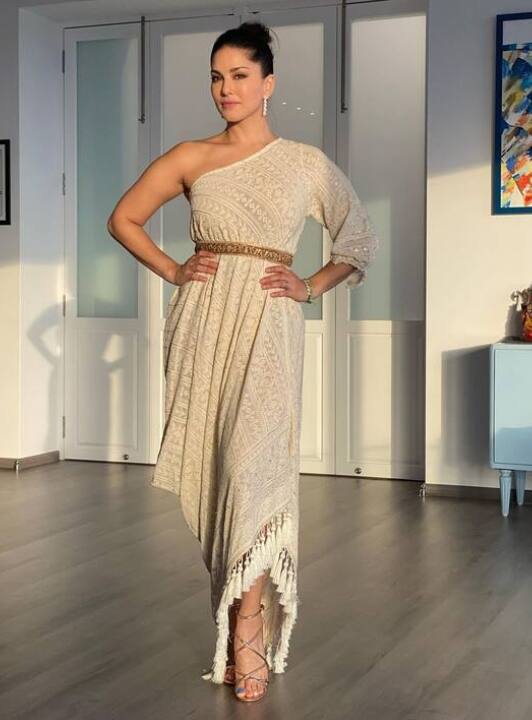सनी लियोनी ने अपने घर को व्हाइट लुक दिया है, जो इसे और भी एलिगेंट लुक देता है.